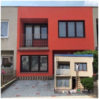 Nátěr břizolitové fasády sytým odstínem